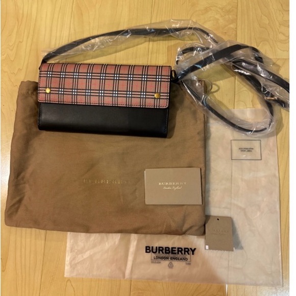 Burberry small check leather crossbody bag with detachable and adjustable strap - Picture 4 of 10
